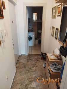 Uknjižena,useljiva garsonjera na 1.spratu 78500 !!!